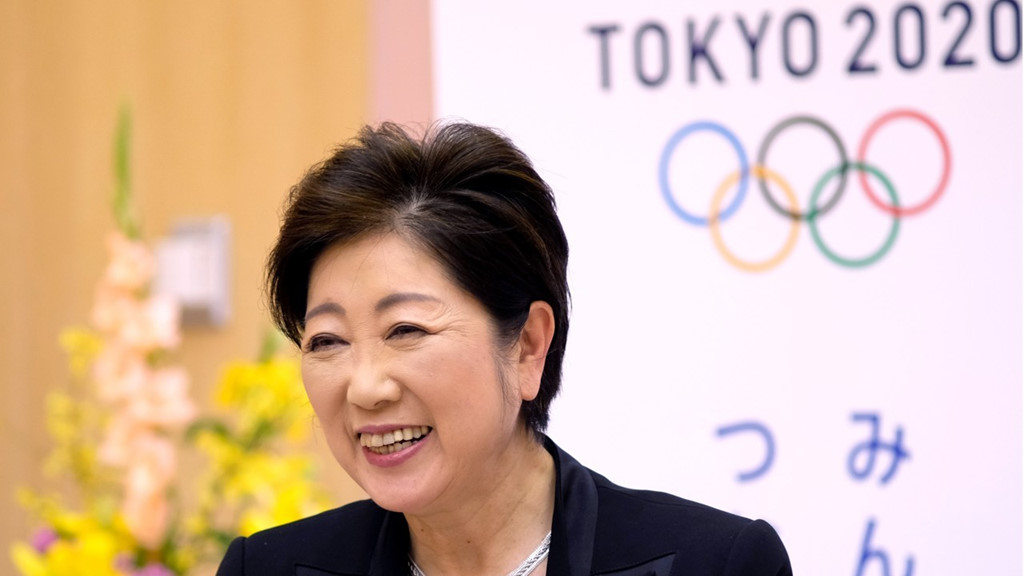 Thị trưởng Tokyo bà Yoriko Koike đang gặp rắc rối với lời hứa thân thiện với môi trường