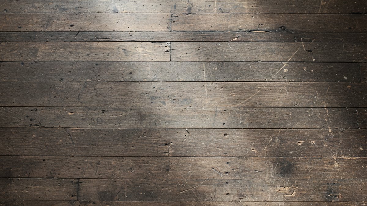 Cận cảnh sàn gỗ cũ bị trầy xước, bề mặt mờ